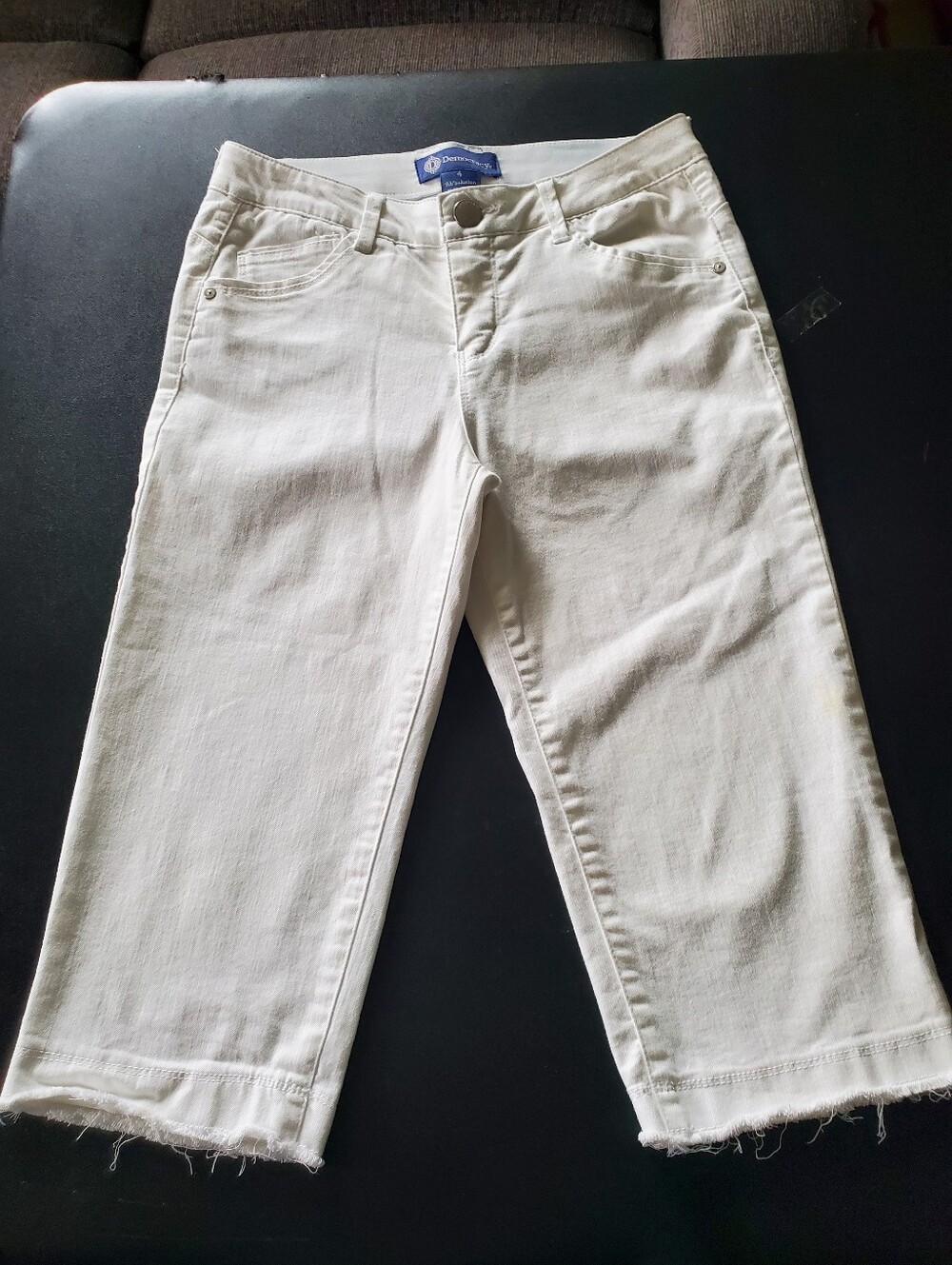 DEMOCRACY AB SOLUTION DENIM WHITE CAPRI JEANS. WOMEN'S SIZE 4.